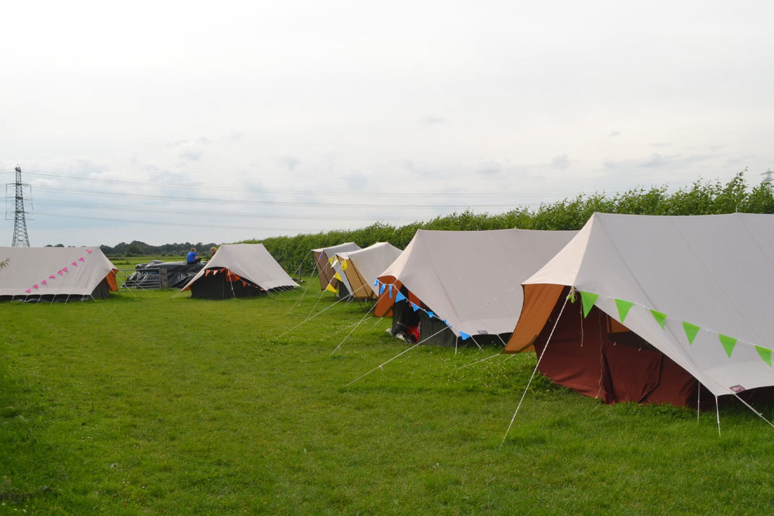 slapen op de boerderij of in tenten tijdens Startkamp
